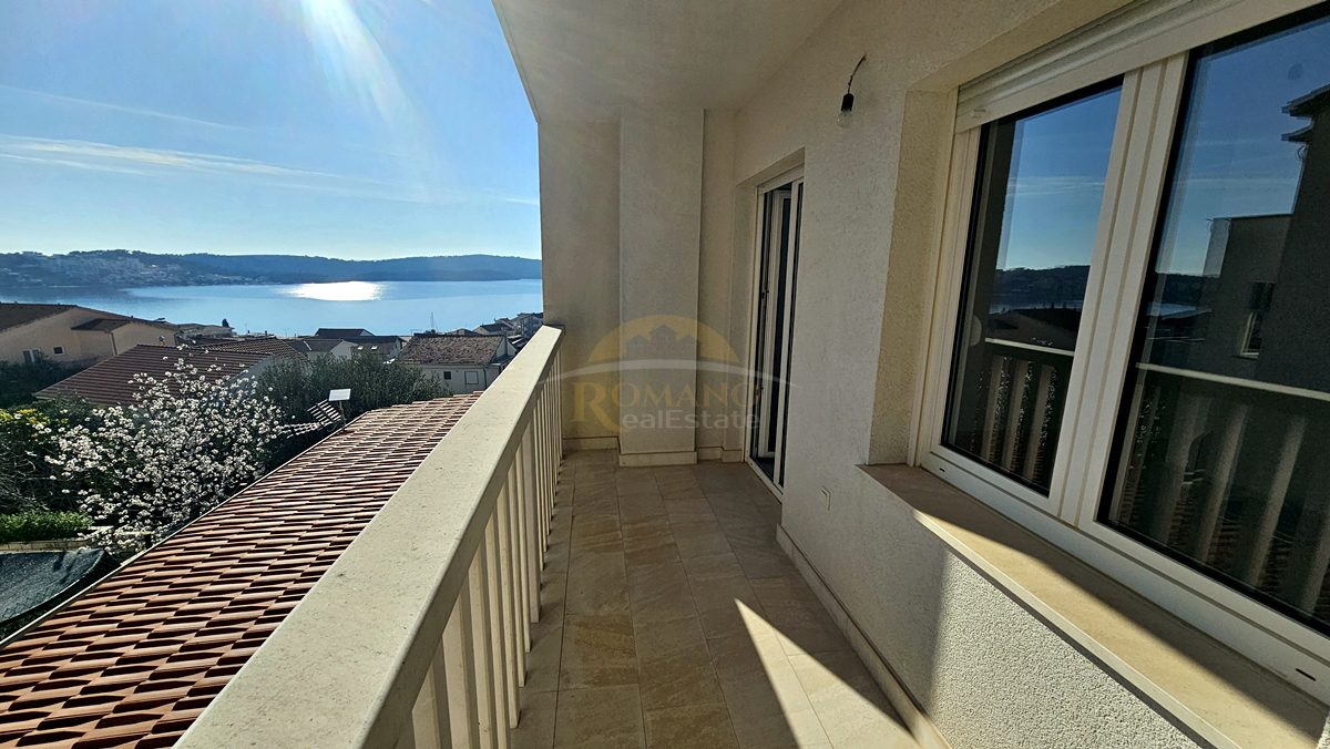 Appartamento trilocale a Okrug Gornji/Čiovo con ampia terrazza, garage e vista mare